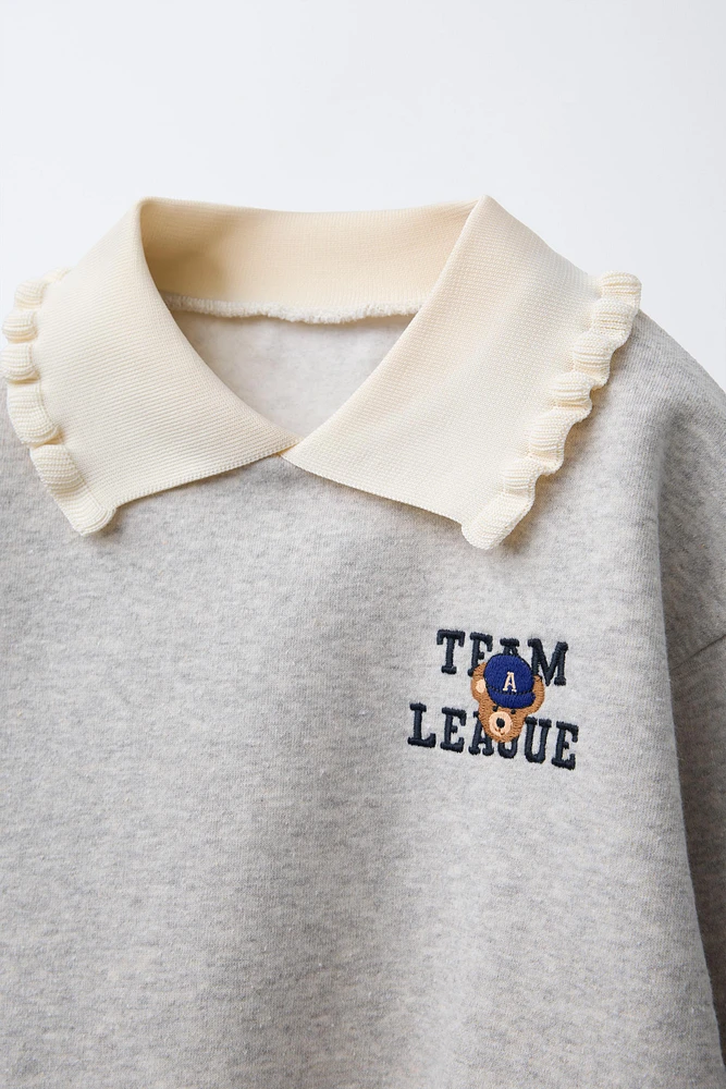 SWEAT À COL EN MATIÈRES VARIÉES BRODÉ