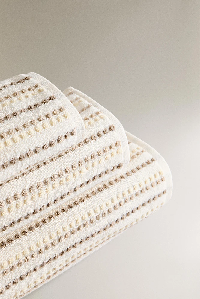 TEXTURED POLKA DOT BATH TOWEL
