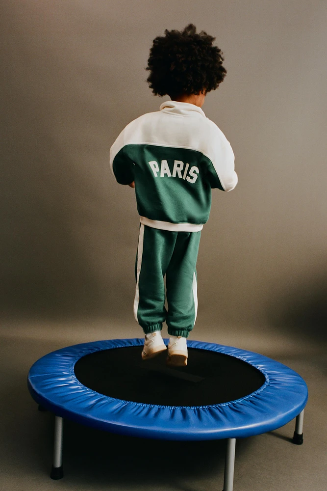 PANTALON DE JOGGING AVEC INSCRIPTION BRODÉE