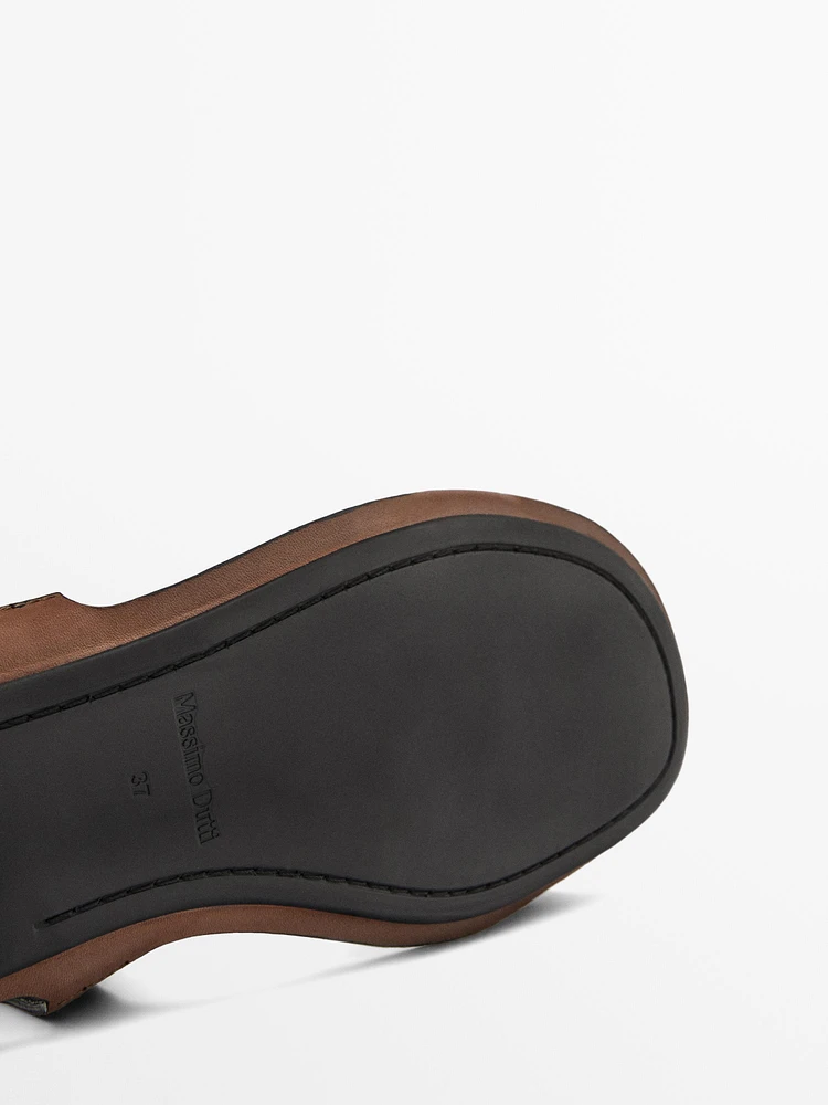 Flat leather sandals with buckles