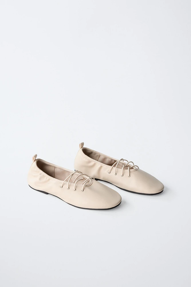 BALLERINES À LACETS