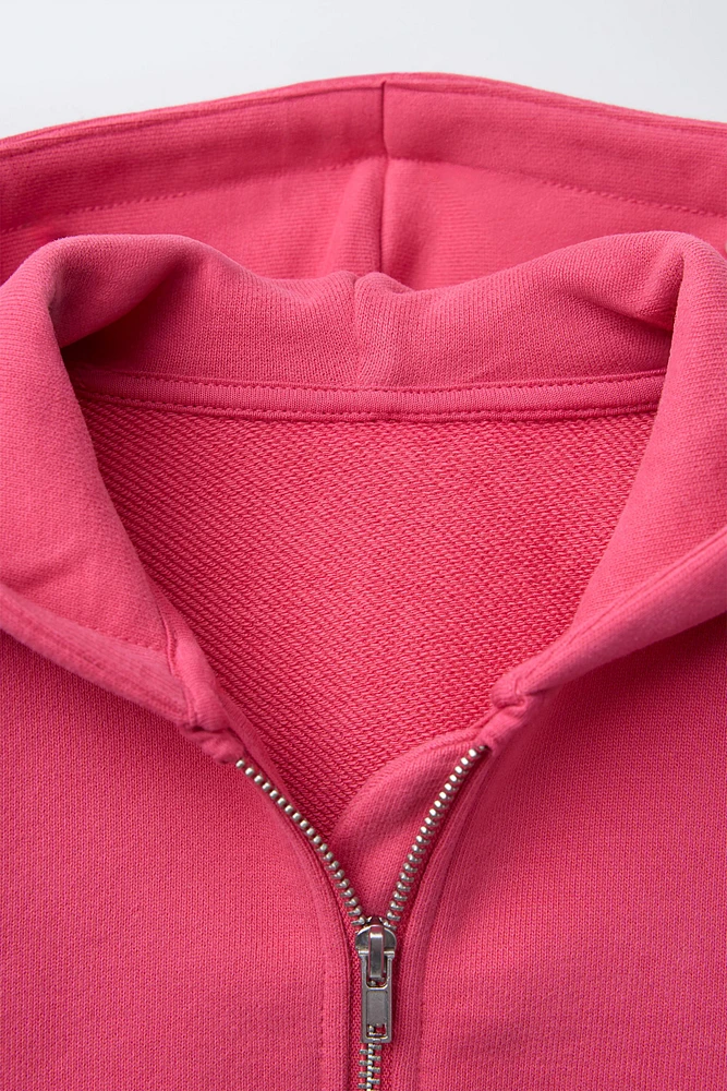 SWEAT À CAPUCHE ET LOGO