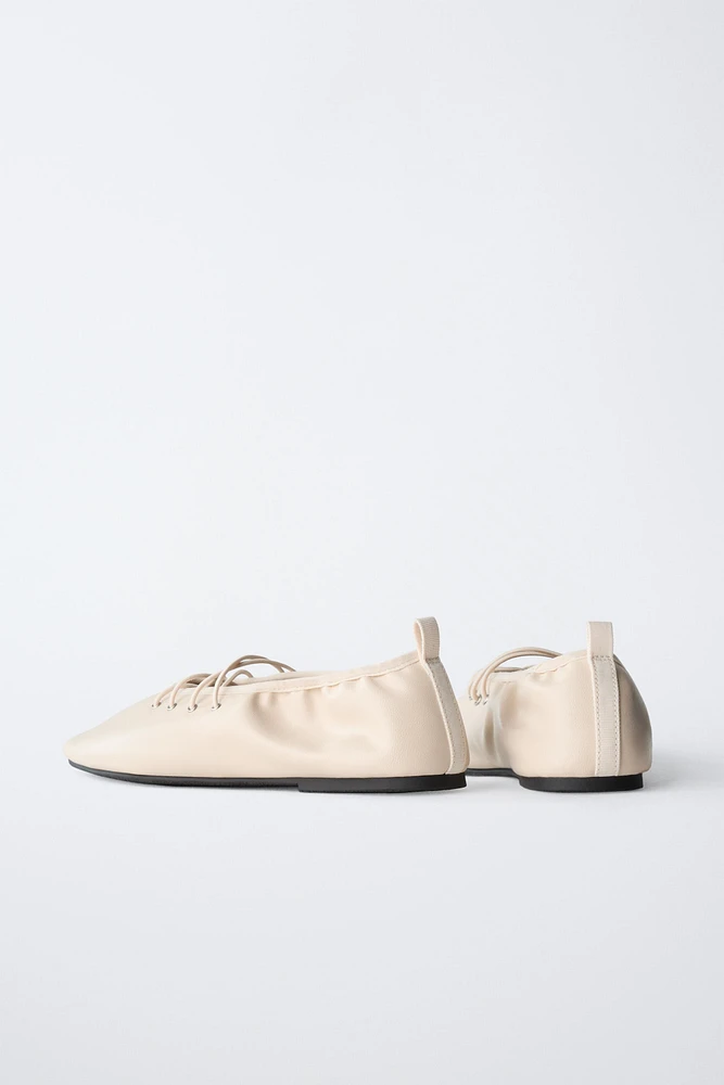 BALLERINES À LACETS
