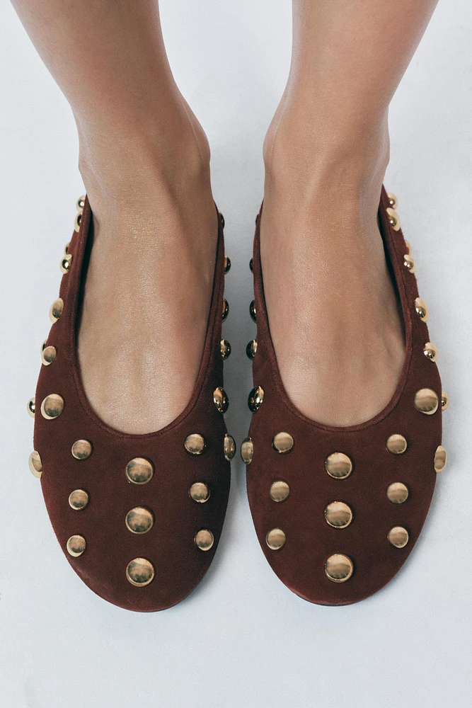 BALLERINES EN DAIM À CLOUS