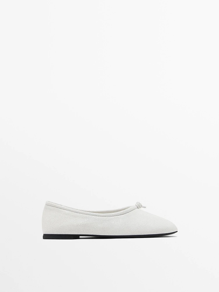 Crackled ballet flats with knot