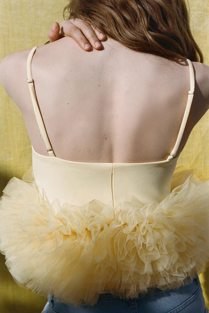 TOP ÉLASTIQUE EN TULLE AVEC VOLUME DANS LE BAS