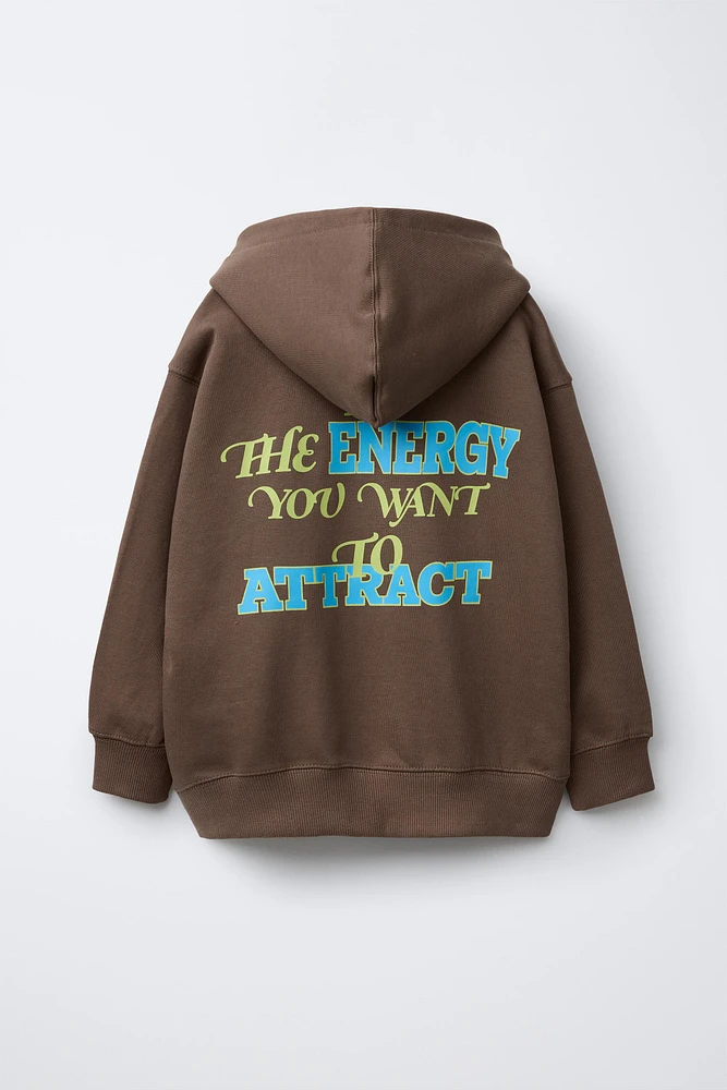 SWEAT À CAPUCHE ET INSCRIPTION
