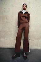 PANTALON EN MAILLE AVEC BANDE LATÉRALE