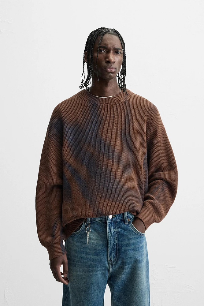 SPRAY PRINT SWEATER