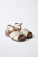 NEUTRAL PATENT-FINISH CLOGS