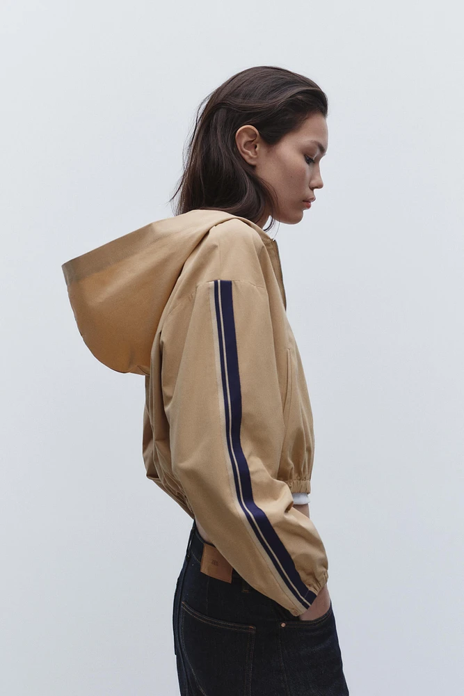 BLOUSON À CAPUCHE AVEC BANDES SUR LES CÔTÉS