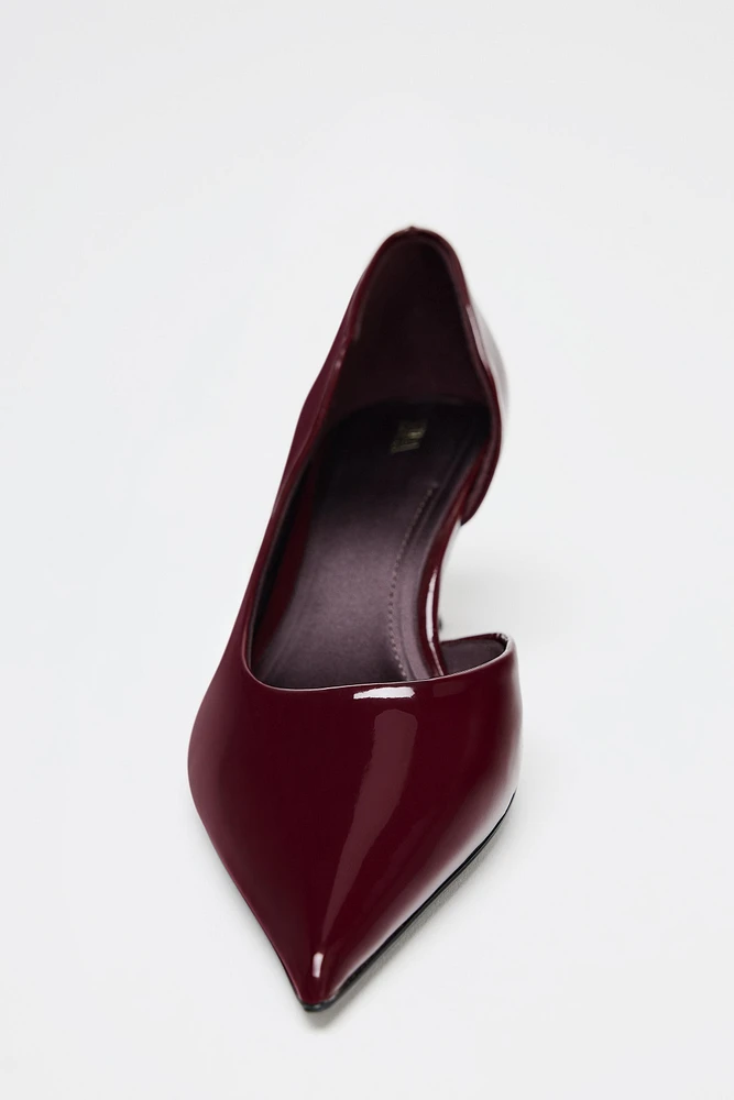 CHAUSSURES À TALONS ASYMÉTRIQUES