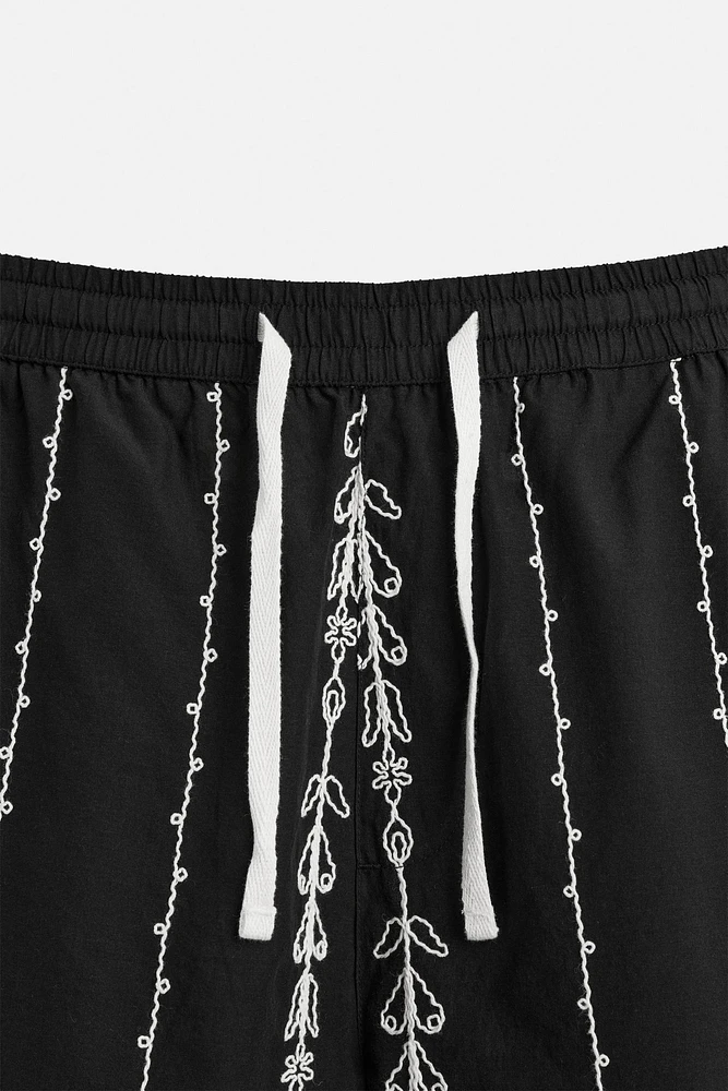 CONTRAST EMBROIDERY SHORTS