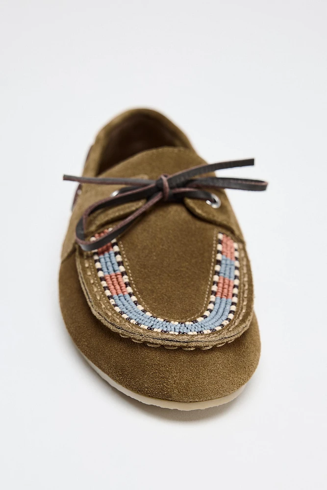 MOCASSINS EN CROÛTE DE CUIR BRODÉS
