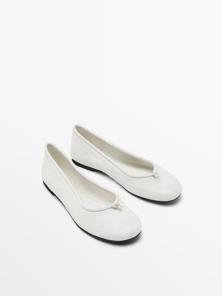 Crackled ballet flats with knot