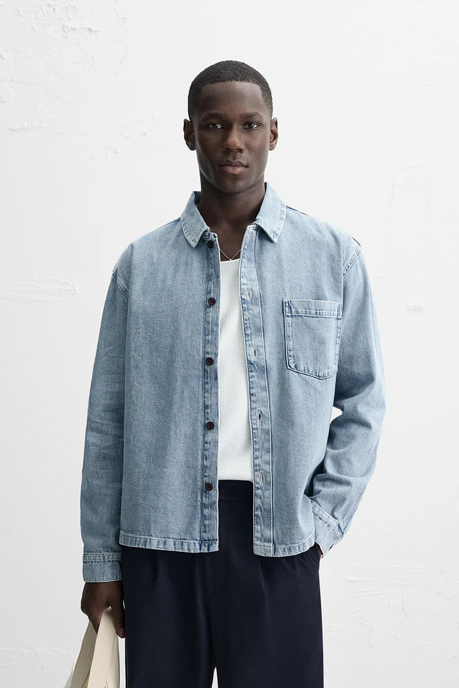 CHEMISE EN JEAN COUPE CARRÉE