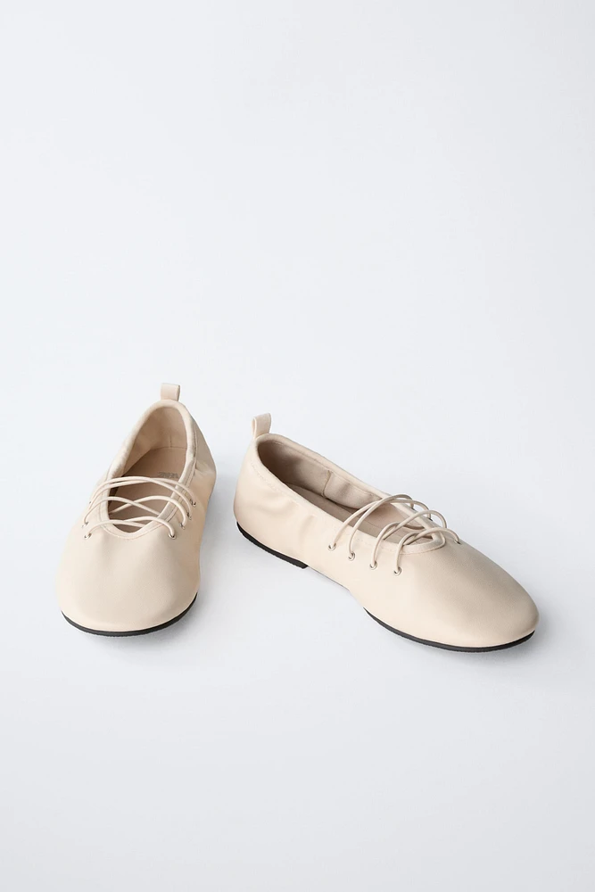 BALLERINES À LACETS