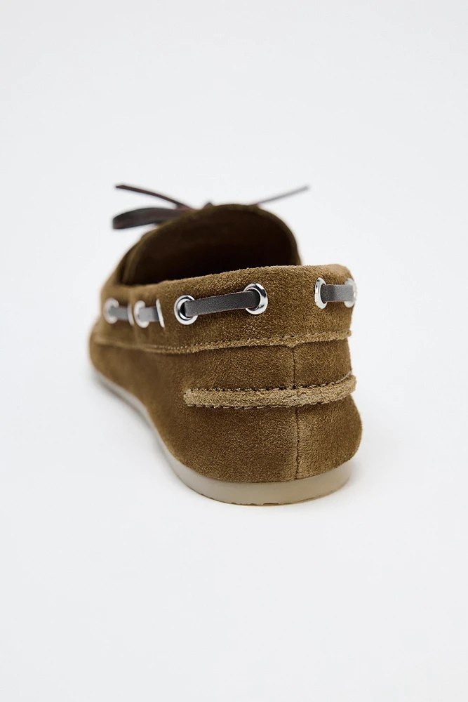 MOCASSINS EN CROÛTE DE CUIR BRODÉS