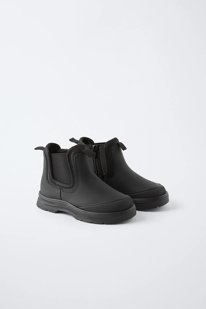 RUBBERIZED BOOTS