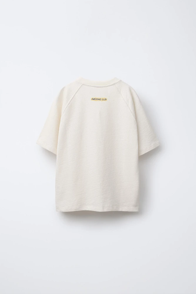 TEXTURED RAISED TEXT T-SHIRT