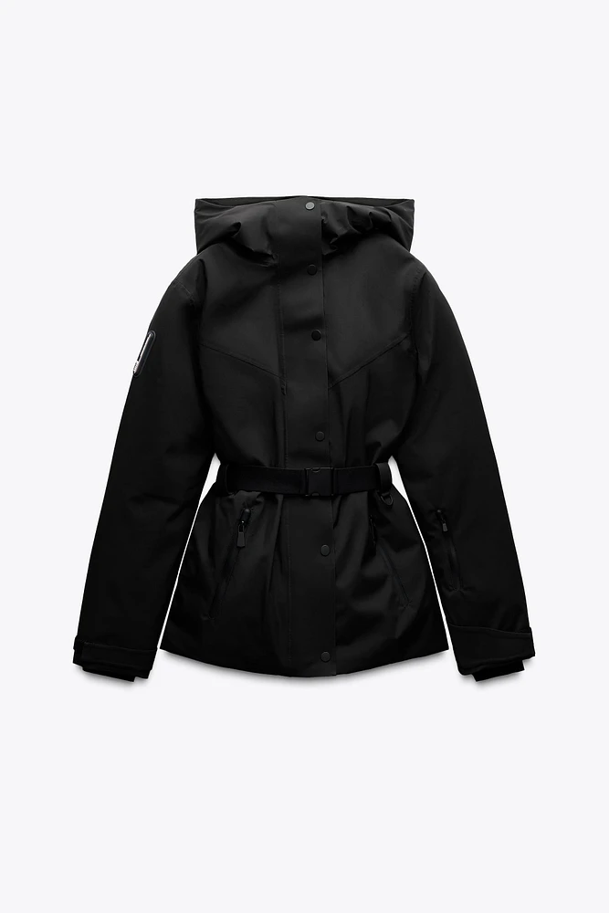 ANORAK REMBOURRÉ AVEC TISSU RÉSISTANT À L'EAU
ET COUPE-VENT TECHNOLOGIE RECCO® COLLECTION SKI