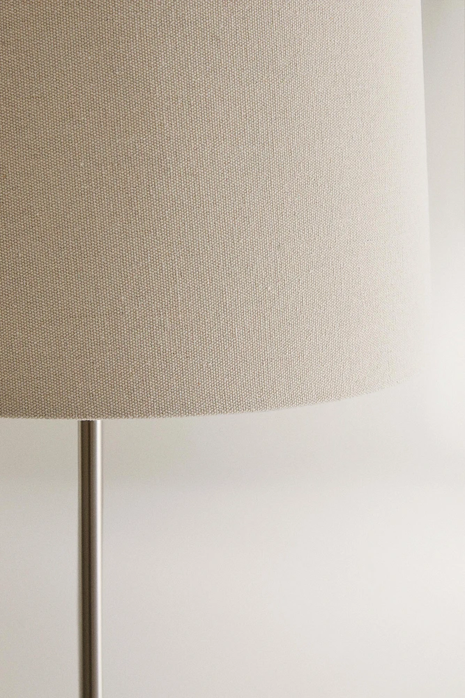 EXTENDABLE METAL FLOOR LAMP