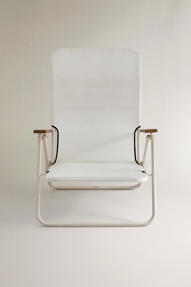 FOLDING BEACH CHAIR WITH WOODEN ARM RESTS
