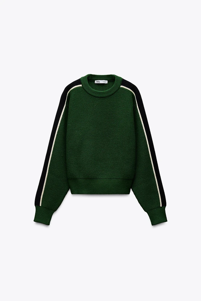 PULL EN MAILLE AVEC BANDE LATÉRALE