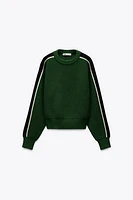 PULL EN MAILLE AVEC BANDE LATÉRALE