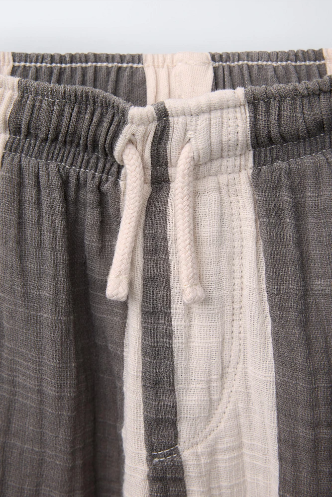 PANTALON EN MATIÈRES VARIÉES À RAYURES