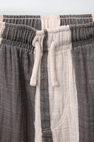 PANTALON EN MATIÈRES VARIÉES À RAYURES