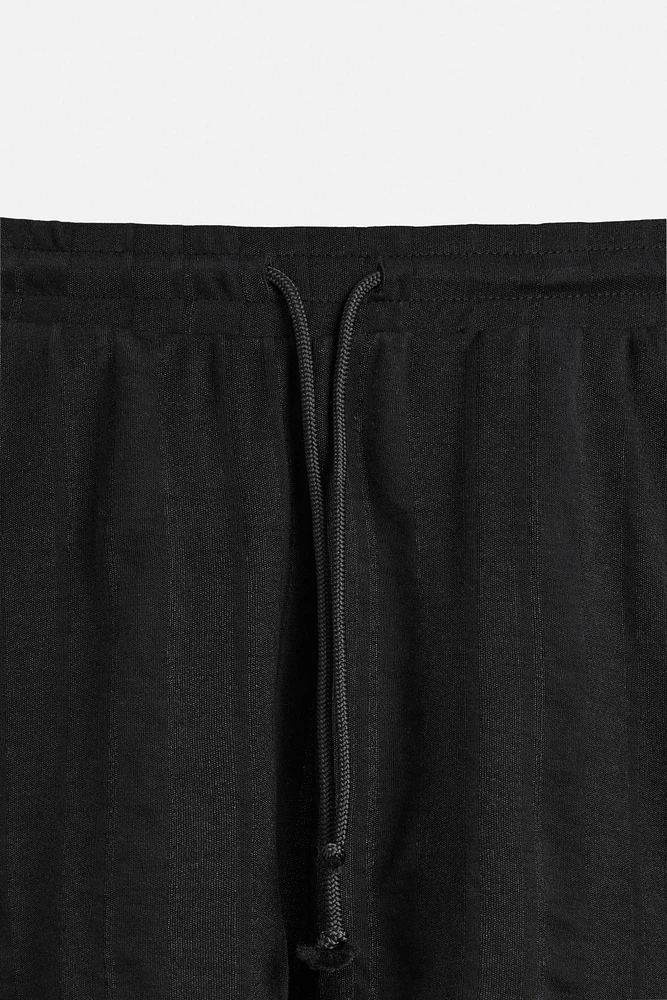 TEXTURED JOGGER SHORTS