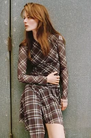 ROBE EN TULLE DRAPÉE À CARREAUX