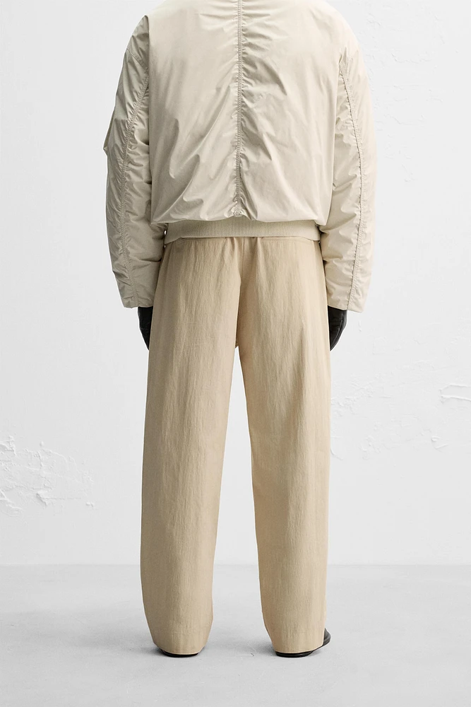 PANTALON RELAXED FIT À PLIS ÉDITION LIMITÉE