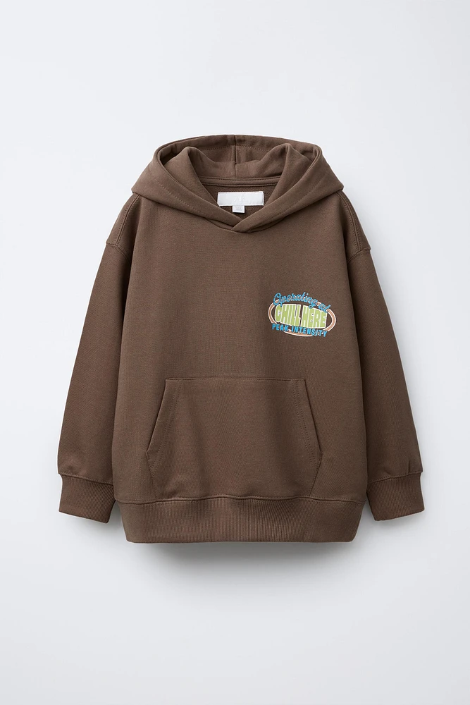 SWEAT À CAPUCHE ET INSCRIPTION