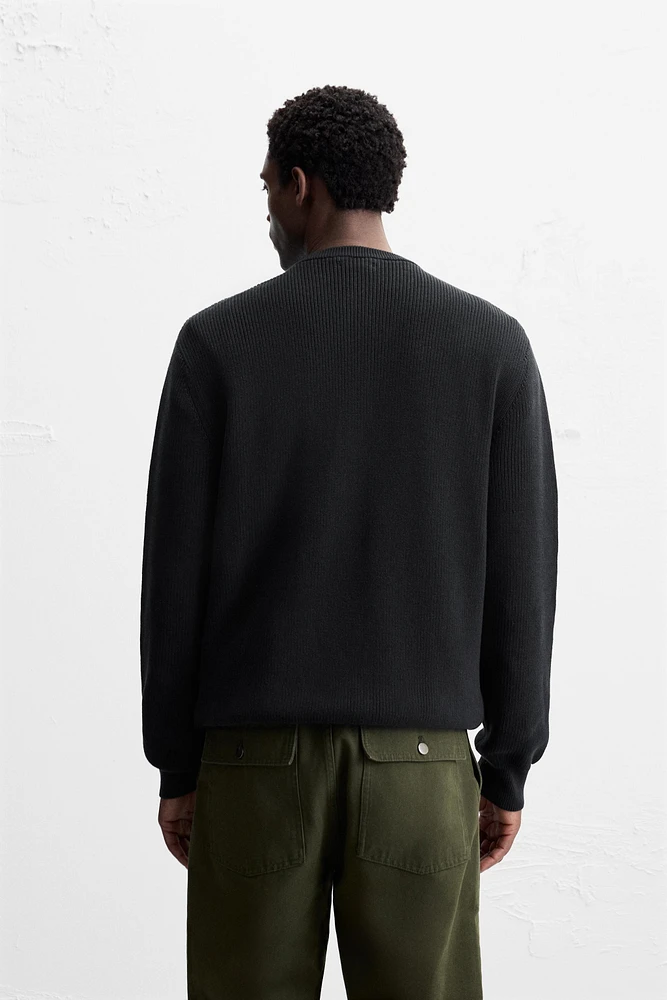 PULL EN MAILLE PERLÉE À BOUTONS