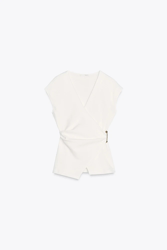 TEXTURED CLASP TOP
