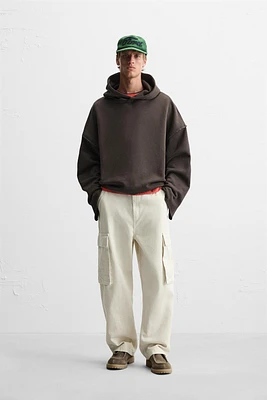 SWEAT À CAPUCHE ET COUPE CARRÉE