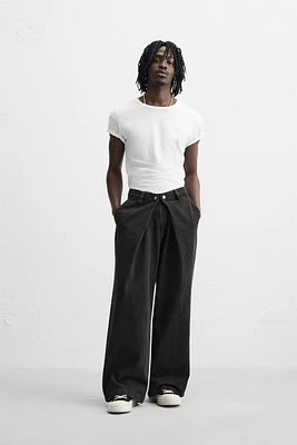 PLEATED BAGGY JEANS