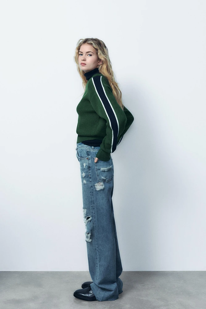 PULL EN MAILLE AVEC BANDE LATÉRALE