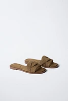 SANDALES PLATES CROISÉES EN CUIR VELOURS