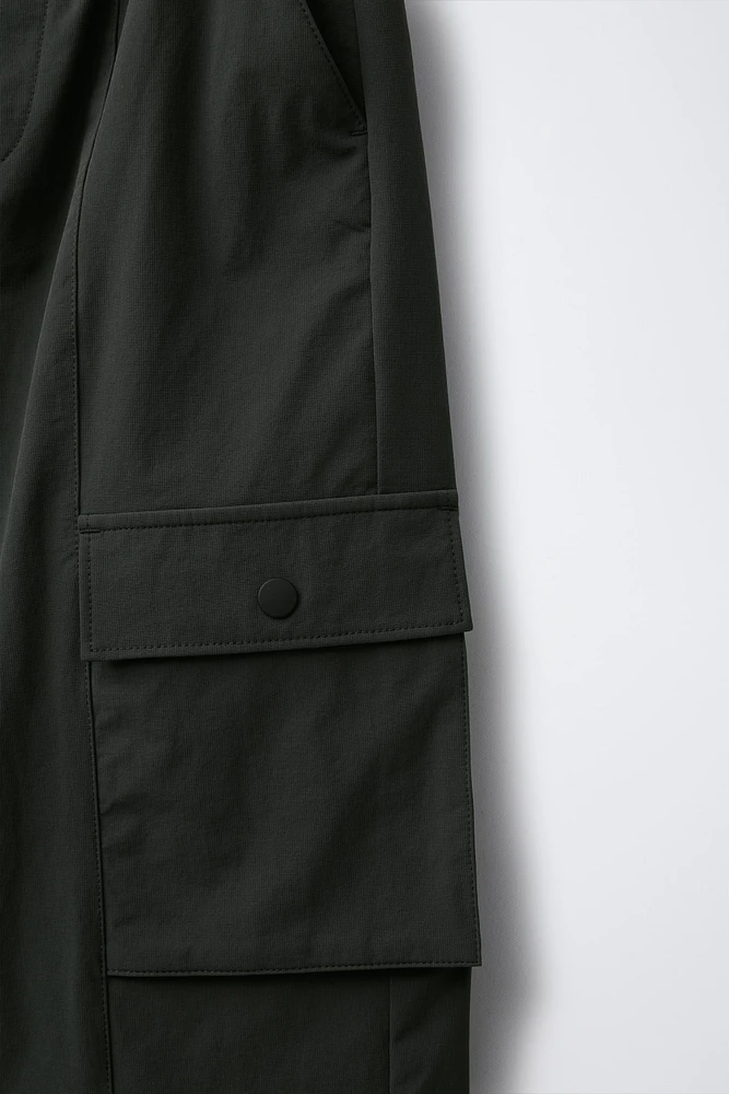 PANTALON CARGO TECHNIQUE À JAMBES LARGES