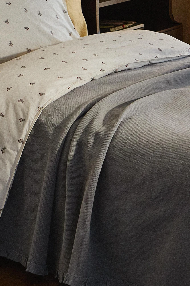 CHILDREN'S BEDSPREAD WITH RUFFLES