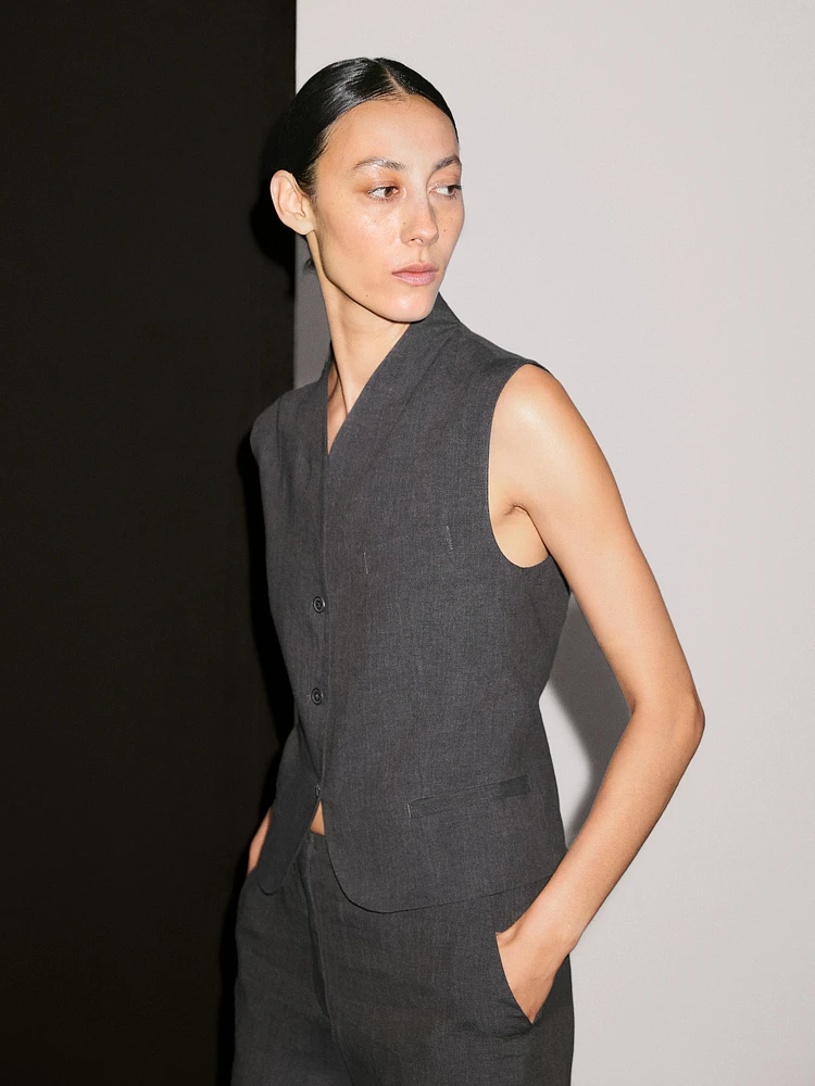 100% linen V-neck waistcoat