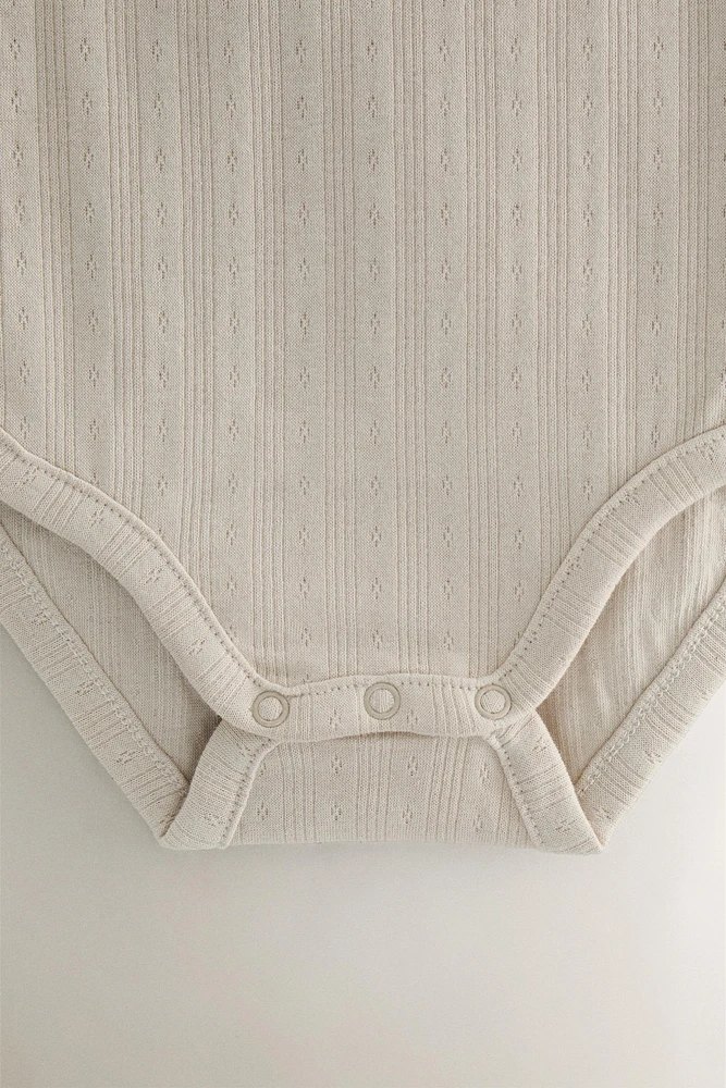 CHILDREN’S SET OF BODYSUITS