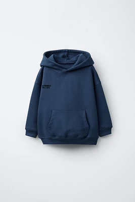 SWEAT À CAPUCHE ET INSCRIPTION FLOCK