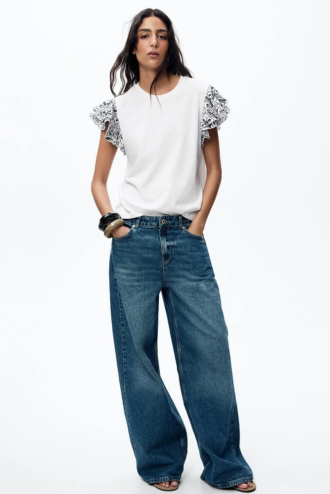 CONTRASTING EMBROIDERY T-SHIRT