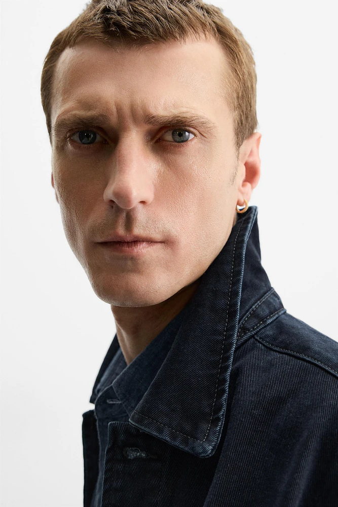 VESTE EN JEAN COUPE CARRÉE