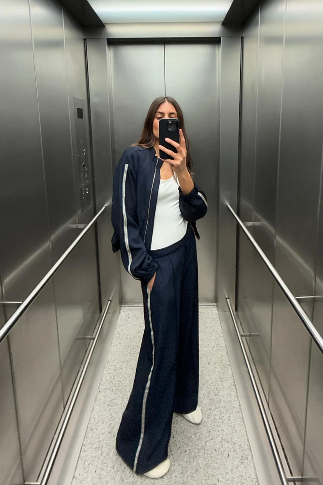 PANTALON À JAMBES LARGES ET BANDE LATÉRALE