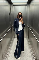 PANTALON À JAMBES LARGES ET BANDE LATÉRALE